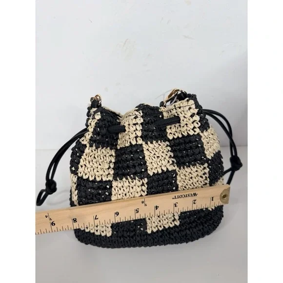 Universal Thread Straw Checker Drawstring Crossbody Bag Black Natural NWT - Picture 10 of 10